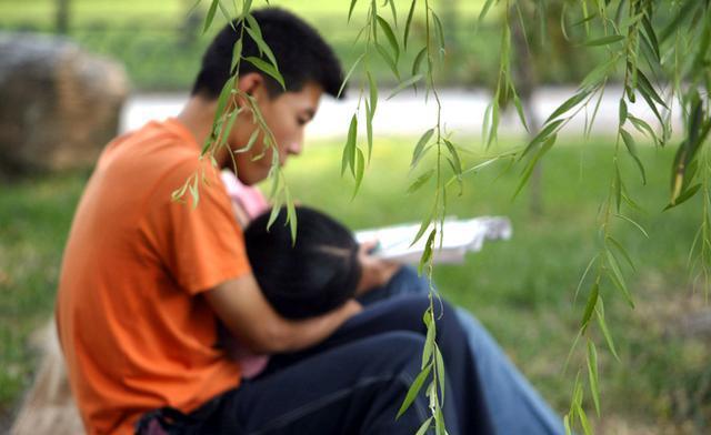 诊室里番 诊室里番我下意识地绷紧了