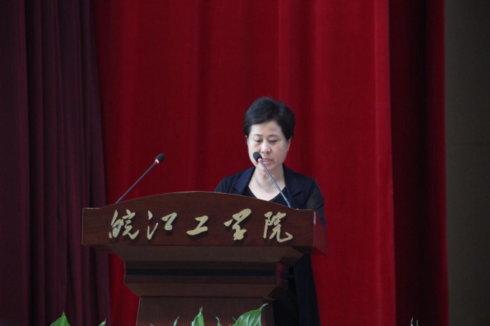 法国军舰上的女兵在线观看啄木鸟海报